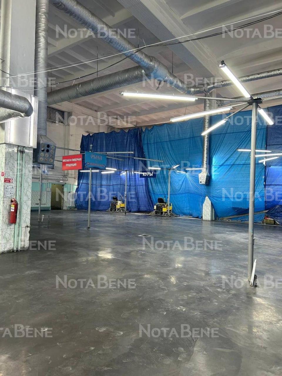 На Центральном рынке в Абакане ремонтируют пол. Работают строители ночью,...