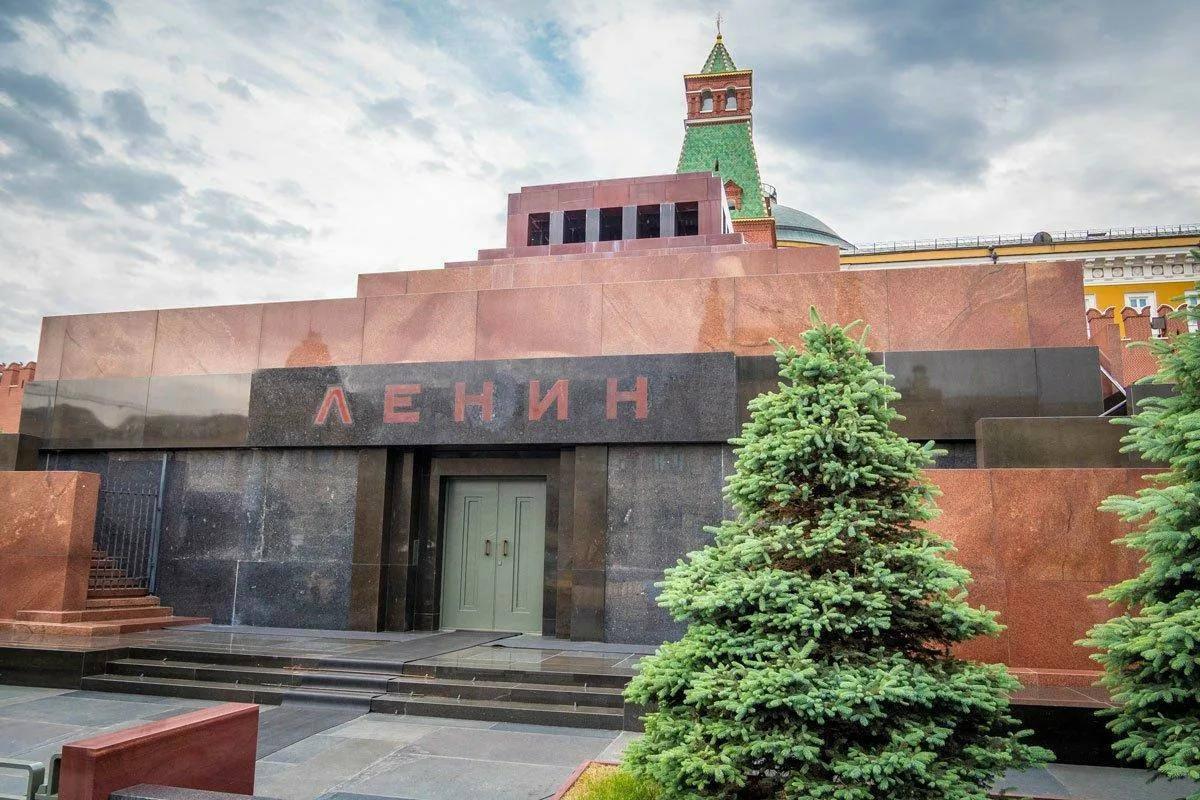 Мавзолей Ленина и некрополь у Кремлёвской стены 4 ноября, в День народного...