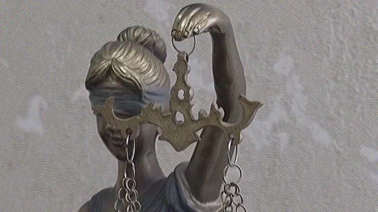 В Брянской области осудили двоих 22-летних грабителей, напавших на знакомую