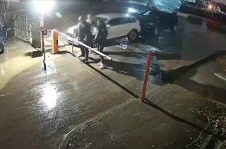 В Коммунарке кому-то так сильно надо было проехать во двор, что даже шлагбаум...