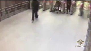 Житель Химок забрался на крышу электропоезда в Московском метро и прыгнул в...