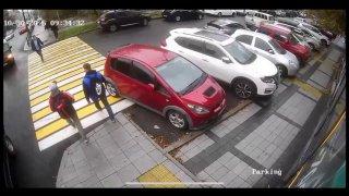 Женщина-водитель с заклинившей педалью газа устроила массовое ДТП во Владивостоке