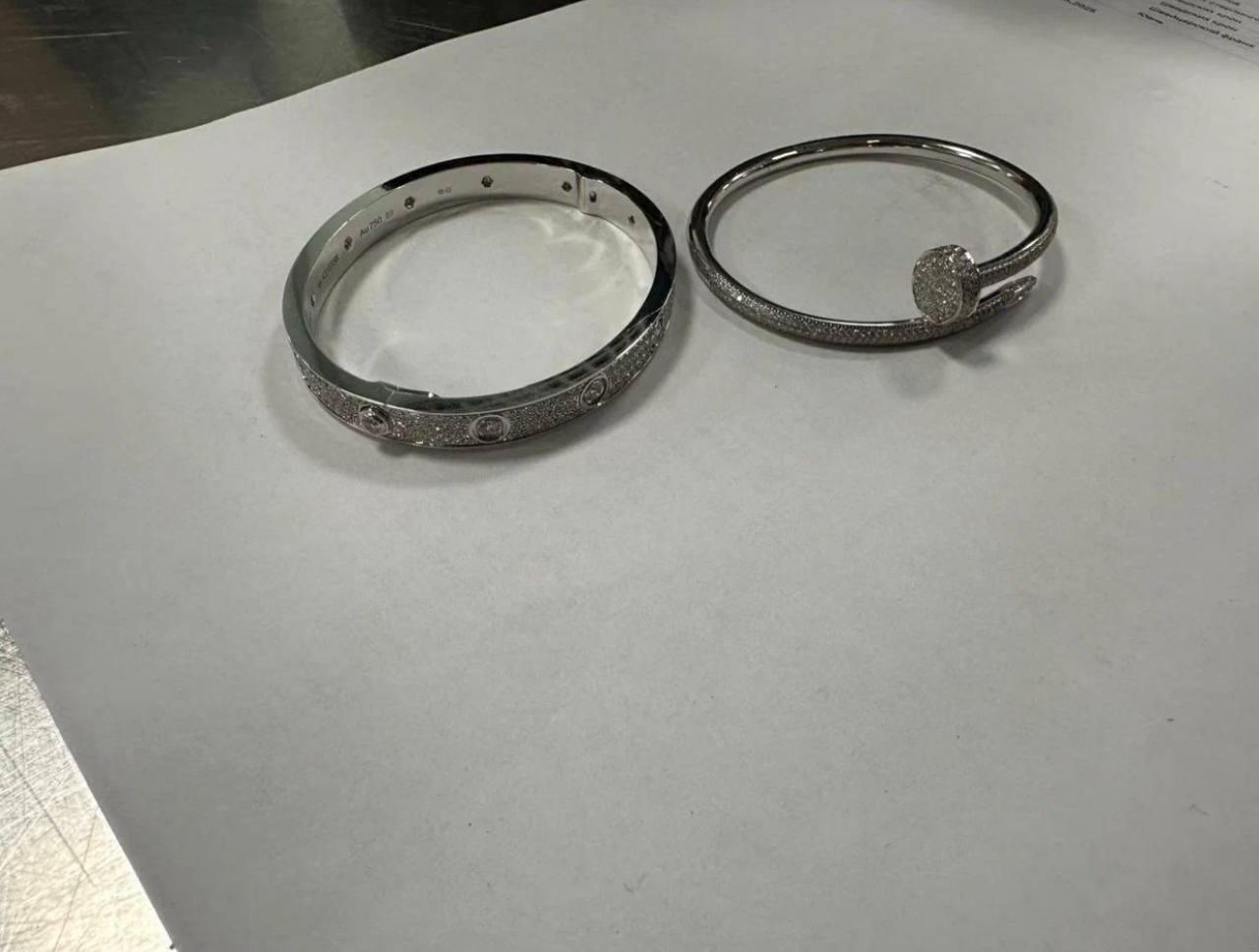 Мужчина пытался ради девушки провезти в багаже 2 браслета Cartier за 2,4 млн...