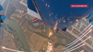 Русские Витязи в Китае: экипажи многоцелевых истребителей показали в Наньчане, что такое высший пилотаж.