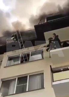 В Сочи девушка чудом спаслась с полыхающей мансарды. Она вылезла на защитный...