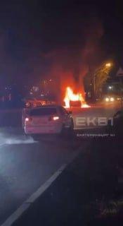 Вспыхнул автомобиль на Бебеля, 160. Люди пытаются потушить своими силами,...