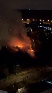 Крупный пожар в Новой Москве в деревне Пыхтино — горят одноэтажные постройки...