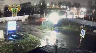 На улице Крылатские холмы дорогу сузили до одной полосы из-за ремонта. Дождь,...