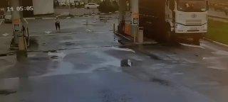 В Подмосковье пенсионерка решила пройти скандинавской ходьбой перед большегрузом и попала под колеса