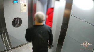 В Одинцово мужчина вместе с подельником украл 257 пожарных рукавов из многоквартирных домов — ущерб оценили в полтора миллиона рублей.