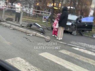 На Чапаева ДТП Одна из машин вылетела на тротуар. На месте сотрудники...