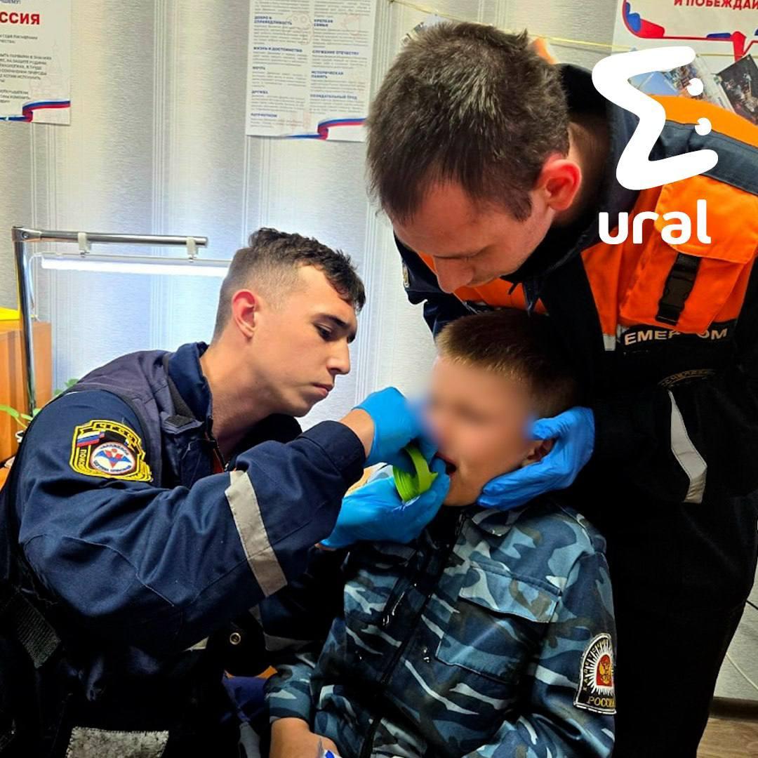 Школьник из Челябинска застрял языком в крышке бутылки для спортпита