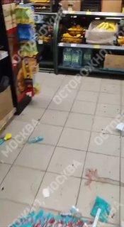 Осторожно, жесткие кадры. Мужчина устроил погром в магазине и совершил...