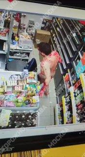 Осторожно, жесткие кадры. Мужчина устроил погром в магазине и совершил...