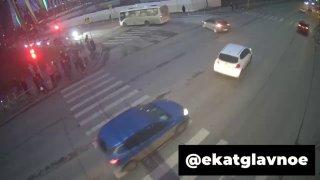 Сегодня утром машина вылетела на тротуар в Екатеринбурге