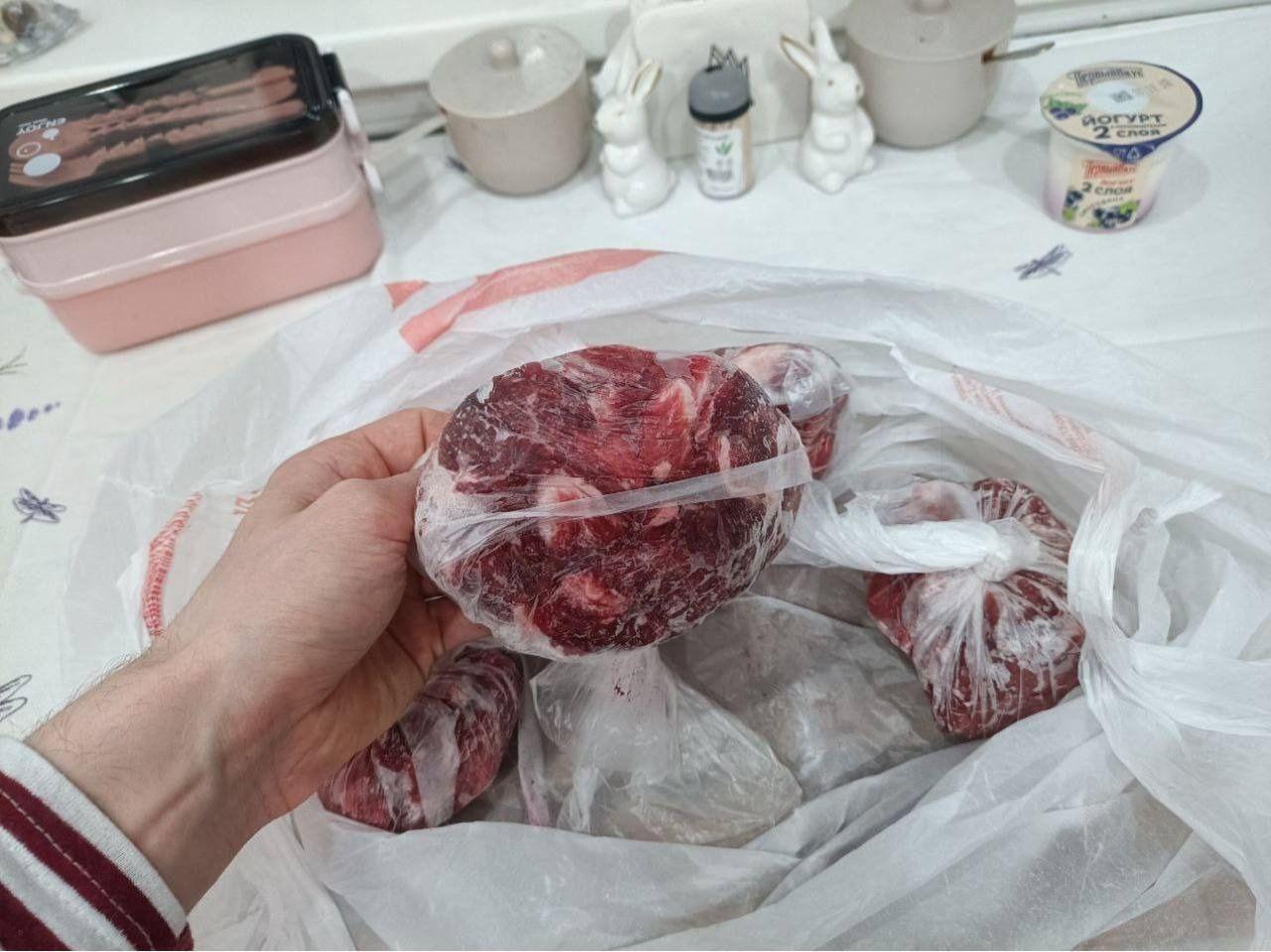 Россиянин едва не сломал зуб и наглотался осколков из-за микрочипа в куске говядины