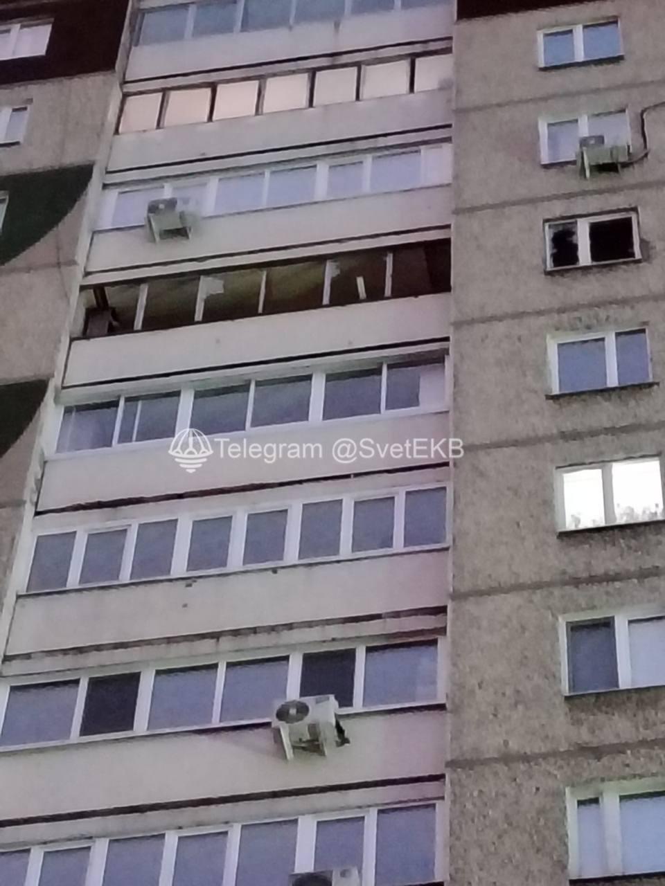 на Юго-Западе. В многоэтажке на Бардина, 25/1 екатеринбуржец выбросил вещи...