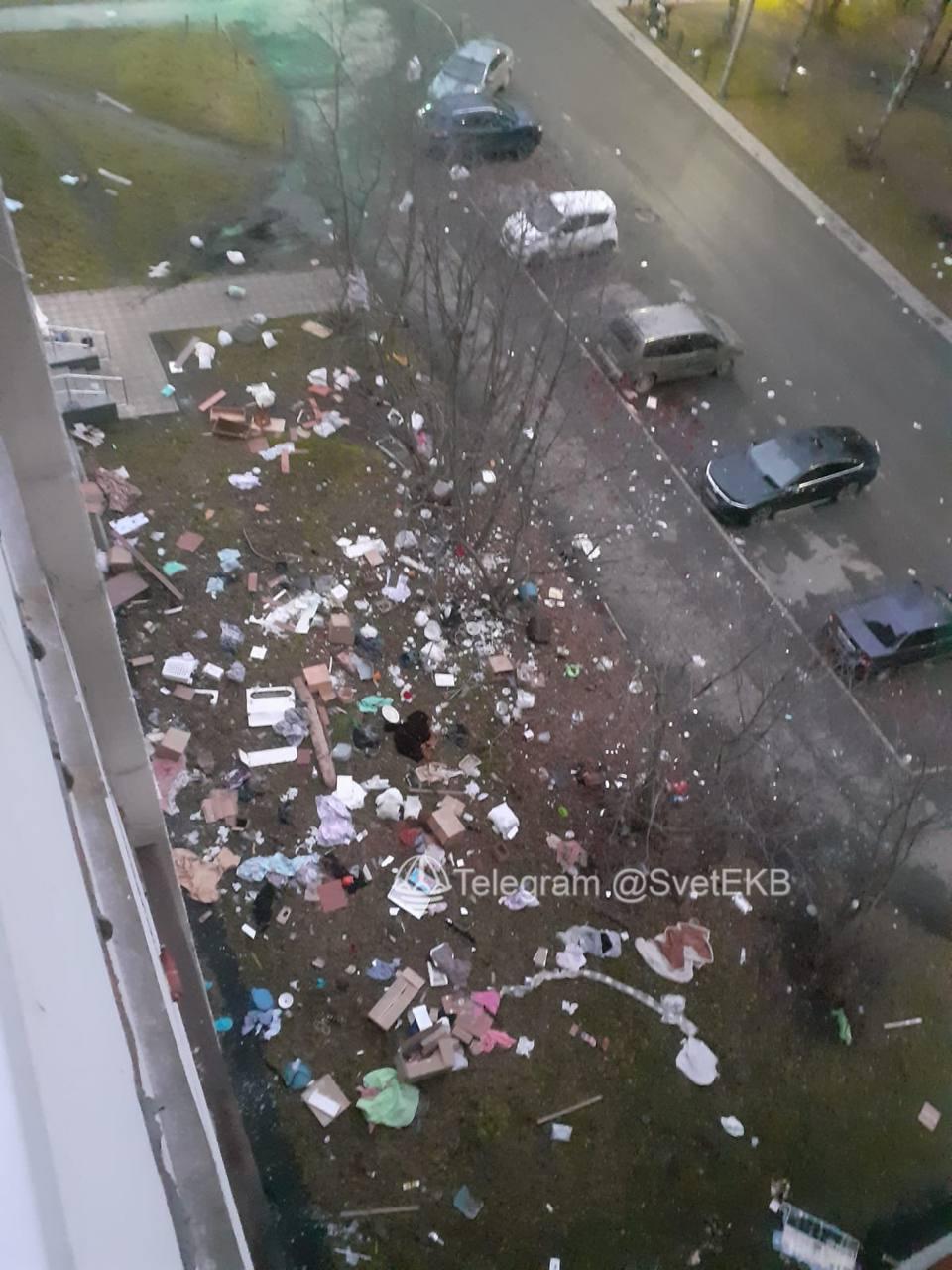 на Юго-Западе. В многоэтажке на Бардина, 25/1 екатеринбуржец выбросил вещи...