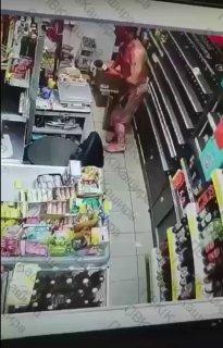 Осторожно, жёсткие кадры: мужчина отрезал себе член и совершил сaмоубийство в подмосковном магазине