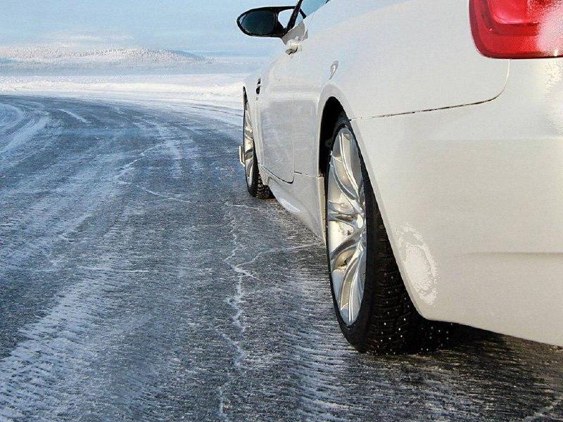 С 3 ноября в Красноярском крае ожидается снижение температуры до отрицательных значений и осадки в виде дождя и снега, что создаст условия для образования гололедицы на дорогах.