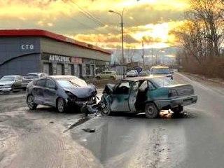 Лобовое столкновение двух седанов Daewoo Nexia и Toyota Prius произошло на улице Большой, рядом со зданием №278а, сегодня утром. Водитель Нексии скрылся с места ДТП, сообщили в пресс-службе ГАИ.