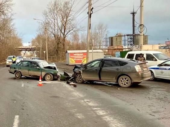 Лобовое столкновение двух седанов Daewoo Nexia и Toyota Prius произошло на улице Большой, рядом со зданием №278а, сегодня утром. Водитель Нексии скрылся с места ДТП, сообщили в пресс-службе ГАИ.