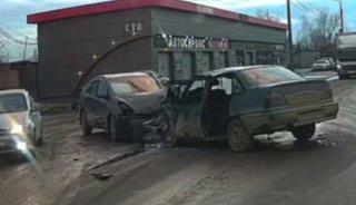 Лобовое столкновение двух седанов Daewoo Nexia и Toyota Prius произошло на улице Большой, рядом со зданием №278а, сегодня утром. Водитель Нексии скрылся с места ДТП, сообщили в пресс-службе ГАИ.