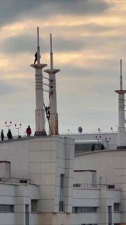 Группа подростков залезла на высотку на Беговой ради фото. Жители с ужасом наблюдали, как молодые люди ходят по краю крыши.