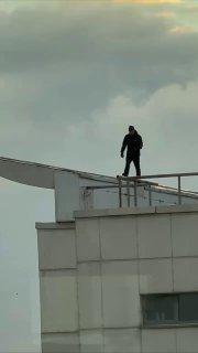 Группа подростков залезла на высотку на Беговой ради фото. Жители с ужасом наблюдали, как молодые люди ходят по краю крыши.