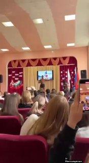 Чернорус из Уганды устроил стриптиз на празднование Дня народного единства в филиале РЭУ им. Плеханова в Брянске. По данным Mash, темнокожий мужчина не является студентом — он обычный бодибилдер, которого позвали выступить перед молодёжью.