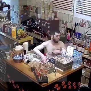 В Москве полуголый мужчина устроил погром в местном кафе. Он избил...