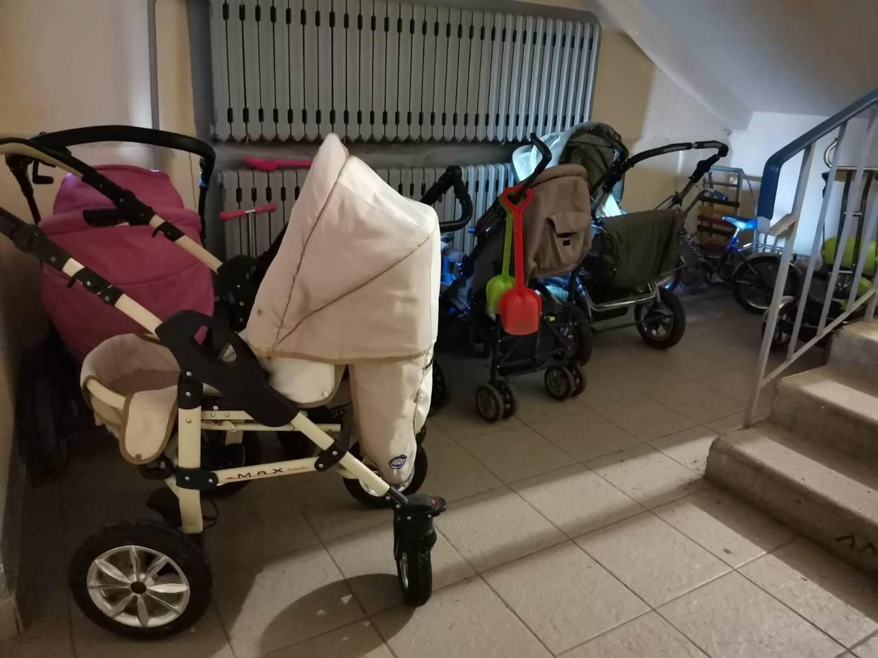 Россиянам грозят штрафы до 15 000 ₽ за хранение велосипедов, колясок и других вещей в подъезде.