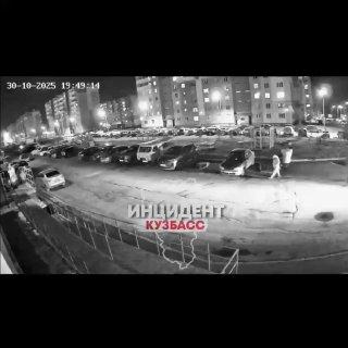 В Кемерове люди в масках похитили мужчину во дворе на Дегтярева. Они...