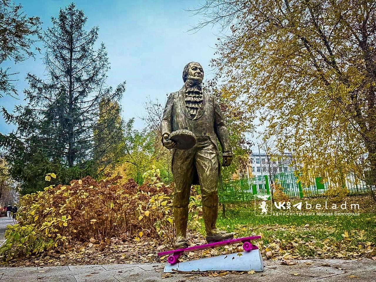 На Мичуринской аллее в Белгороде установили скульптуру Владимира Шухова.