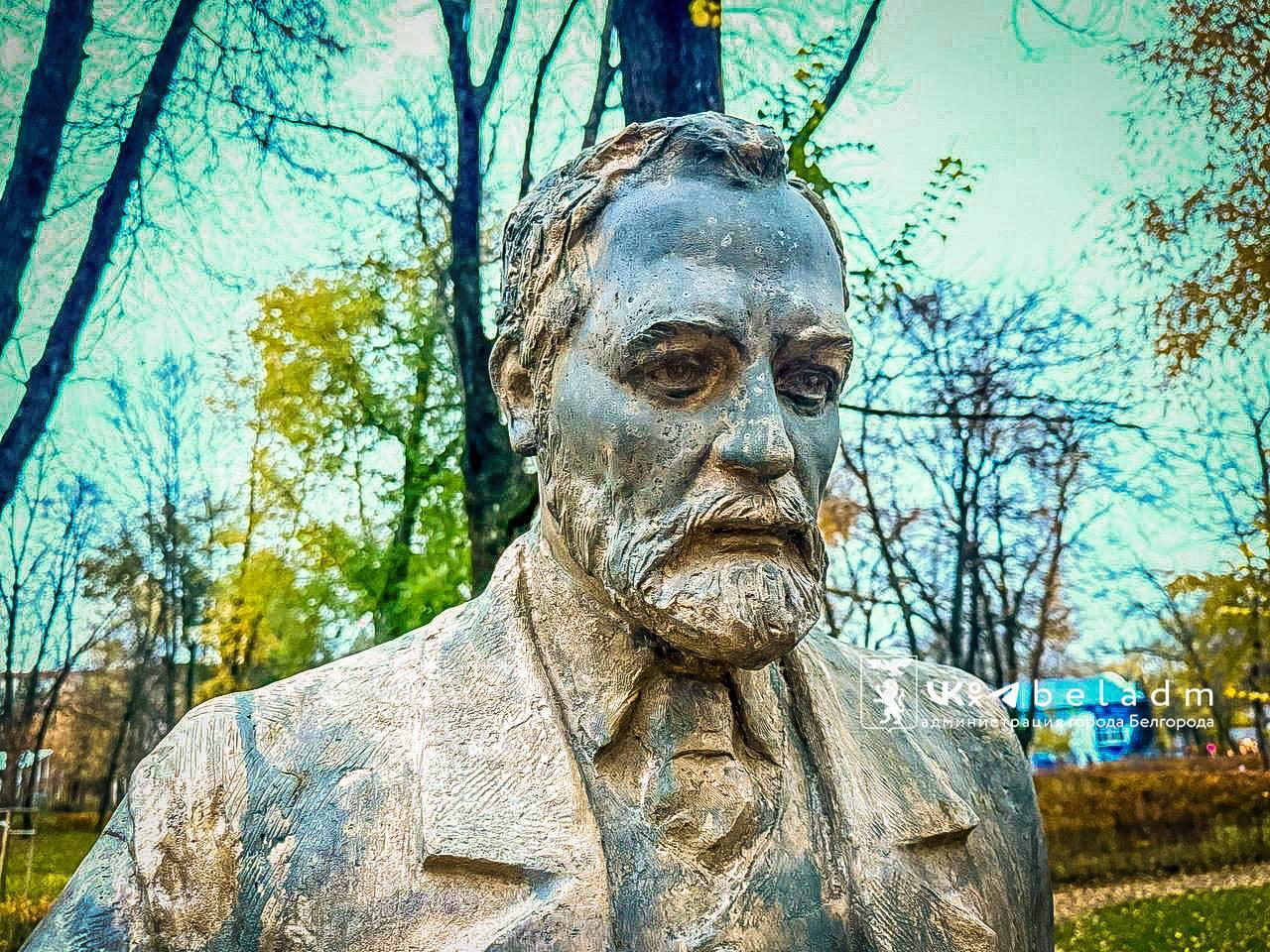 На Мичуринской аллее в Белгороде установили скульптуру Владимира Шухова.