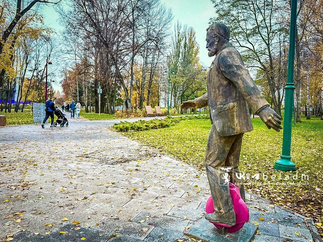 На Мичуринской аллее в Белгороде установили скульптуру Владимира Шухова.