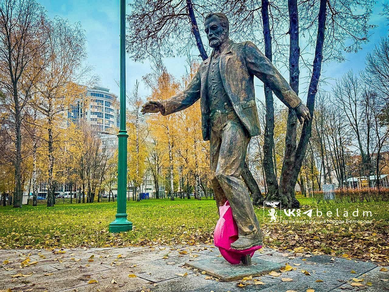 На Мичуринской аллее в Белгороде установили скульптуру Владимира Шухова.