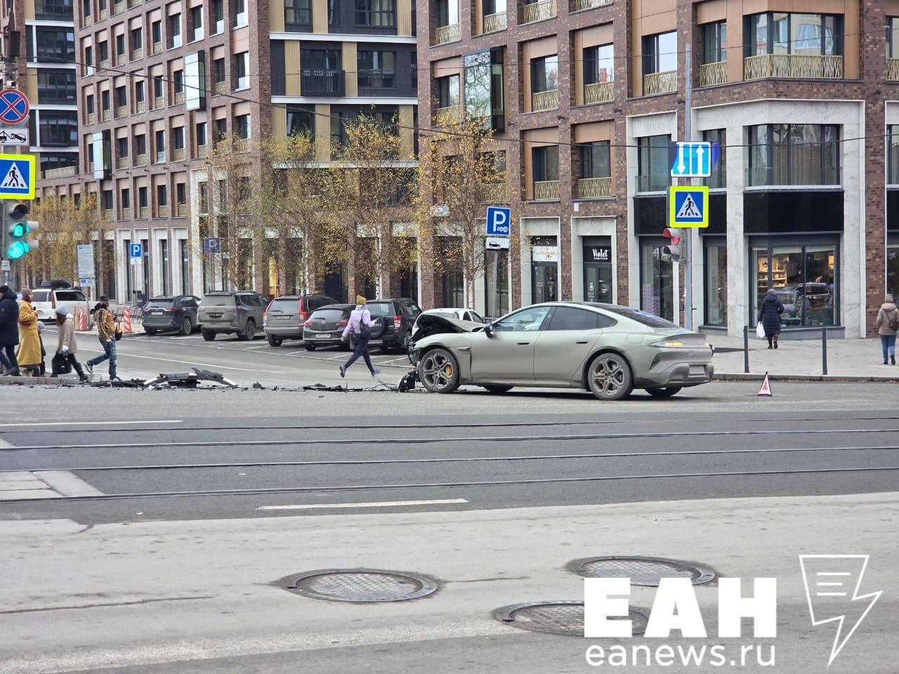 Два дорогих китайских электрокара столкнулись в центре Екатеринбурга. ДТП...