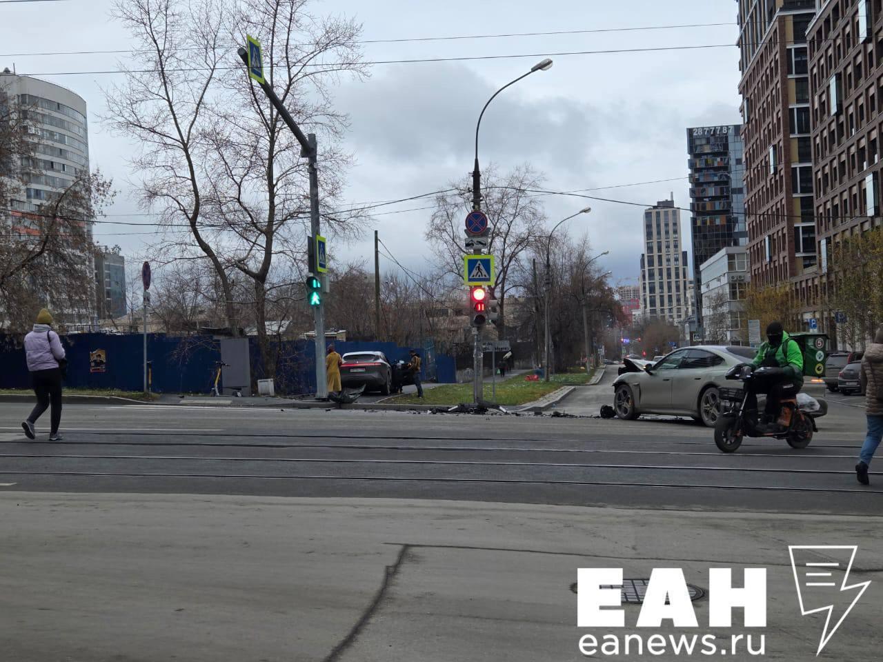 Два дорогих китайских электрокара столкнулись в центре Екатеринбурга. ДТП...