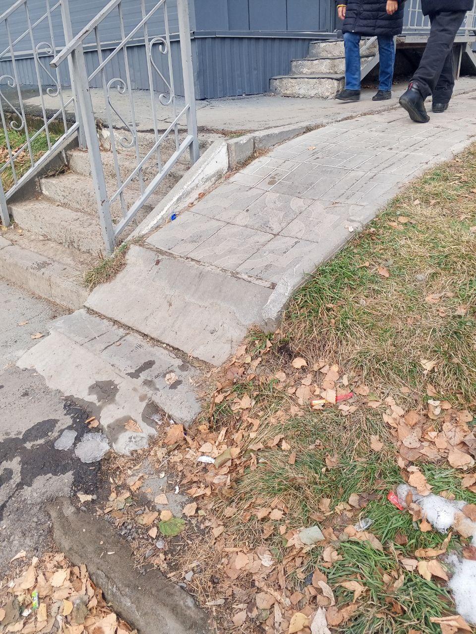 Это спуск для колясок в сторону поликлиники 29 на родниках.