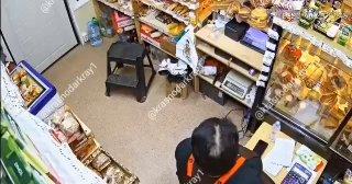 В Краснодаре неадекват дважды кинул стеклянную бутылку с пивом в голову...