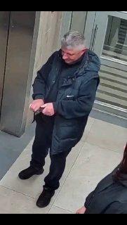 В Красноярске в ЖК «Тихие Зори» мужчина с пистолетом в руках пристаёт к прохожим и жителям дома.