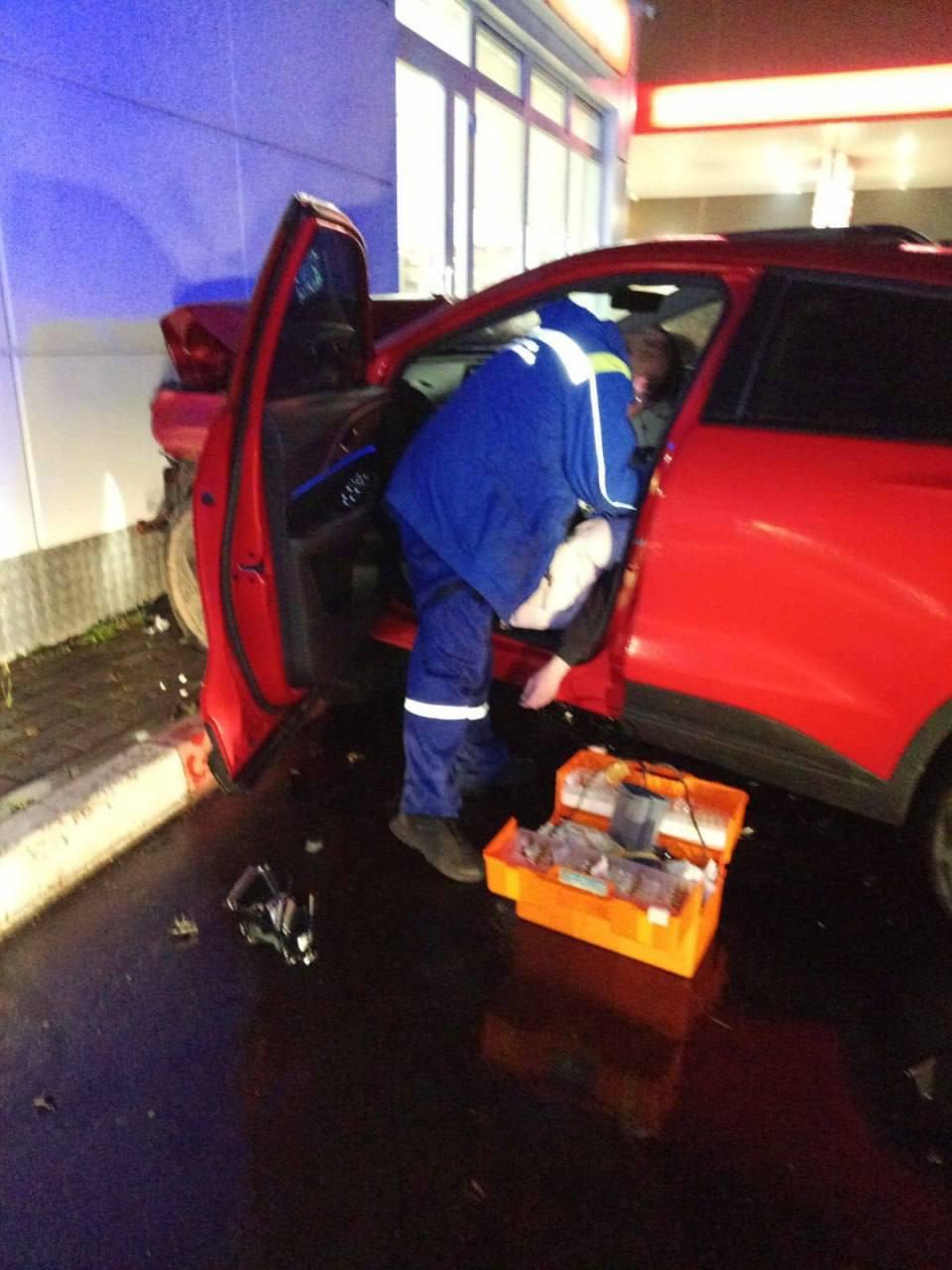 В Подмосковье девушка за рулем авто перепутала педали и влетела в стену