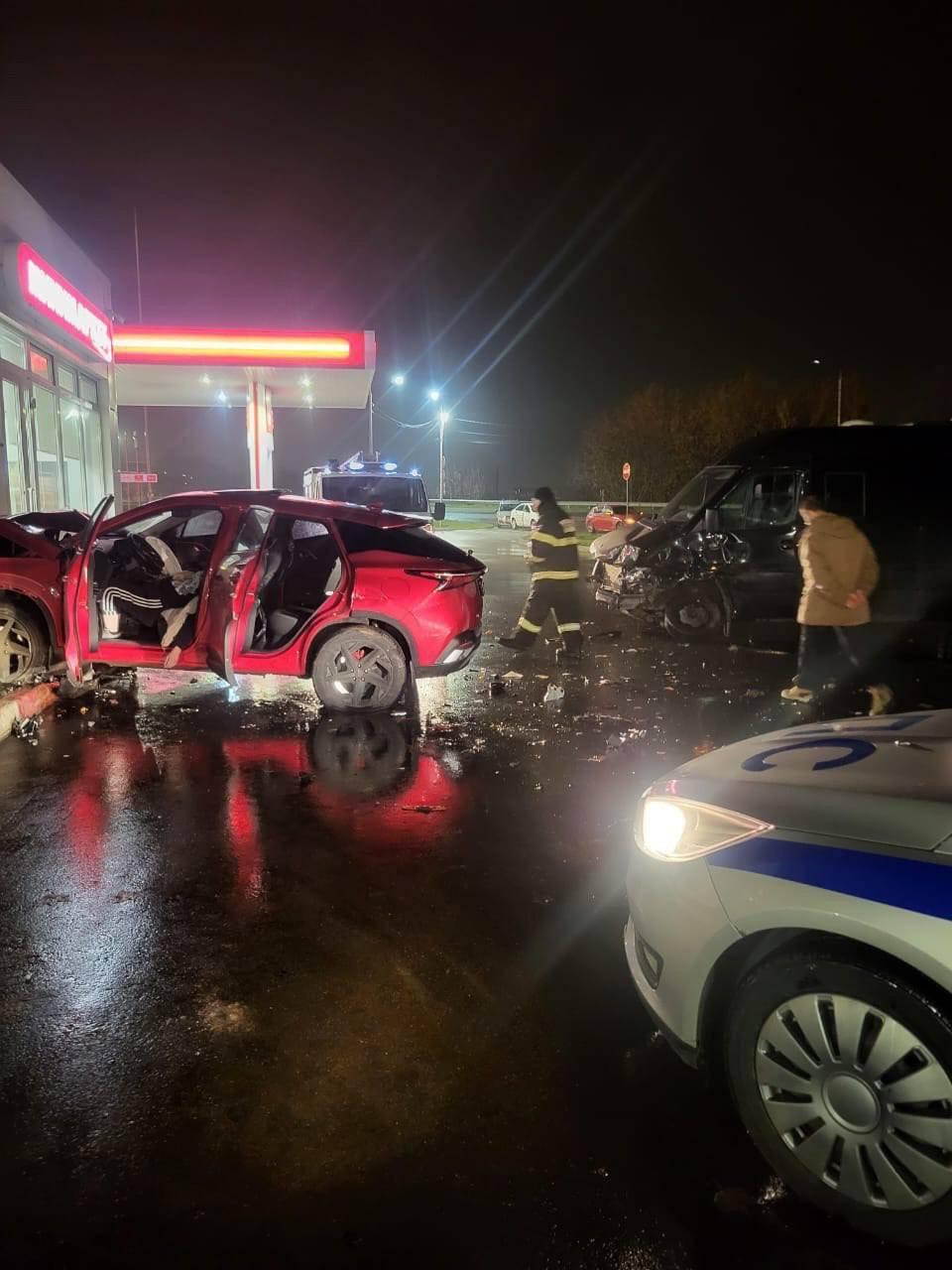 В Подмосковье девушка за рулем авто перепутала педали и влетела в стену