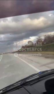 Ты не проедешь! Надувной шатер перекрыл проезд водителю «газели» в Новосибирске