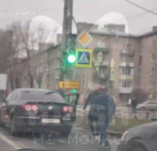 В Санкт-Петербурге мужчины подрались на дороге. Они вышли из машины посреди...