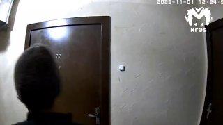 Мужик с ножом перепугал жителей многоэтажки в Красноярске. Поднялся на...