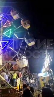 В Индии кабинка, в которой были дети, перевернулась во время движения на...