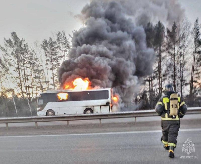 Пассажирский автобус сгорел на трассе M-12 между Екатеринбургом и Тюменью