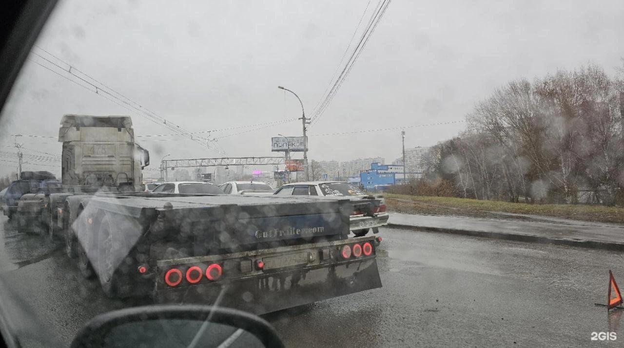 Фура заблокировала въезд на Димитровский мост. 2-километровая пробка...